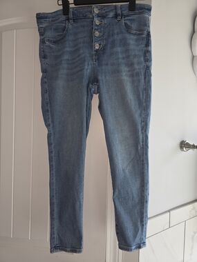 American Eagle- High Rise, Cropped Skinny Jeans Light Blue Wash- Size 14 Short